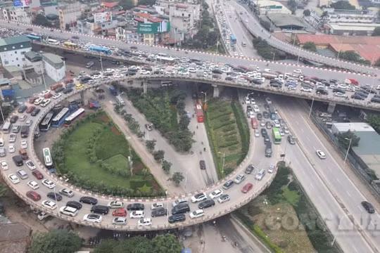 Hàng vạn phương tiện lưu thông rời Hà Nội nghỉ lễ 30/4-1/5, nhiều tuyến đường ùn tắc