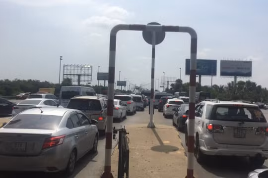 Bất chấp ùn tắc kéo dài hơn 2km, trạm thu phí Long Phước vẫn không chịu xả trạm