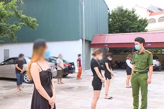 Hưng Yên: 14 nam thanh niên tụ tập trong quán karaoke giữa mùa dịch bị phạt nặng