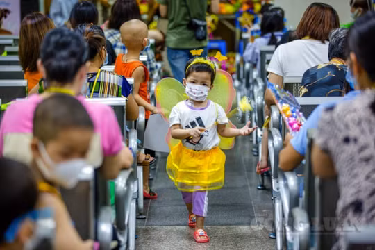 Tết Trung thu tới sớm cho các bệnh nhi tại Viện Huyết học - Truyền máu TW