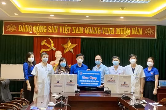 Trao quà trung thu cho con của y, bác sỹ chống dịch tại phía Nam