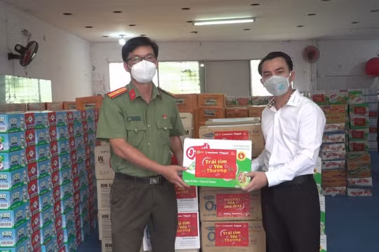 Báo Pháp luật Việt Nam tặng quà cho các chốt kiểm soát dịch và bà con gặp khó khăn tại TP.HCM và Bình Dương