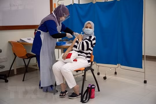 Malaysia sẽ triển khai mũi tiêm tăng cường cho các nhóm có nguy cơ cao