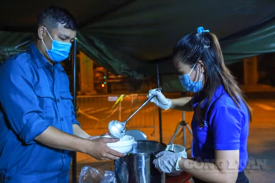 Hà Nội: Ấm lòng những bát cháo đêm của đoàn thanh niên đưa đến các chốt kiểm soát dịch