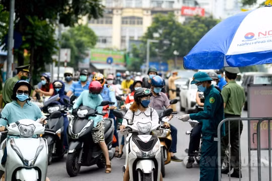 Hà Nội sẽ điều chỉnh việc kiểm tra giấy đi đường phù hợp tránh ùn ứ, tập trung đông người