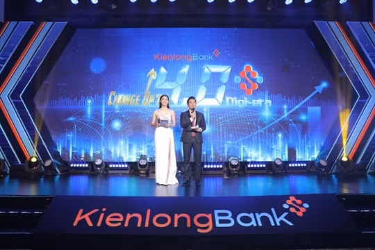 Mãn nhãn với chương trình biểu diễn nghệ thuật tại sự kiện kỷ niệm 26 năm KienlongBank