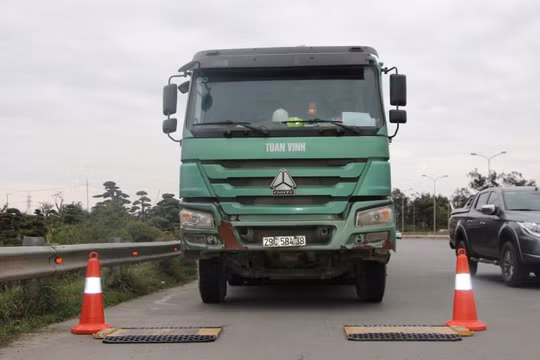 Hà Nội: Tiếp tục triển khai cân tải trọng xe trên cầu Thăng Long