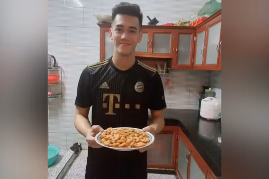 Cầu thủ Tiến Linh vào bếp trổ tài nấu nướng giúp mẹ