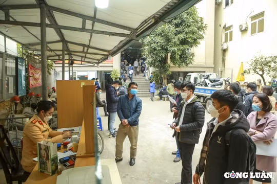 Hà Nội: Nhiều chủ xe ô tô đi đăng ký đổi biển vàng khi chỉ còn thời hạn 2 ngày