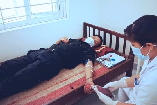 Khen thưởng hai chiến sĩ công an hiến máu cứu 2 em bé tại tâm dịch Bắc Giang