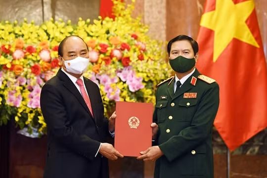 Chủ tịch nước Nguyễn Xuân Phúc trao quyết định bổ nhiệm Tổng Tham mưu trưởng QĐND Việt Nam
