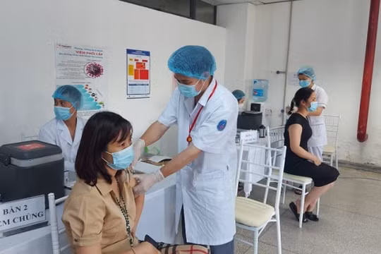 Tiêm chủng đại trà vắc-xin COVID-19: “Bơm máu” cho nền kinh tế
