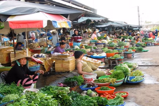 Bộ Công Thương đề nghị bổ sung người bán hàng ngoài chợ được ưu tiên tiêm vắc-xin
