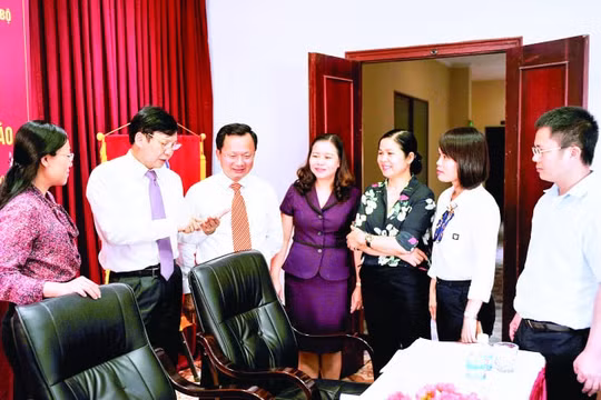 Bài 2: Các nhà báo, hội viên khi tham gia mạng xã hội phải định hướng được thông tin