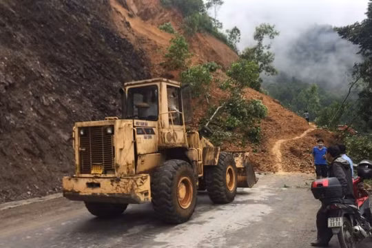 Hà Giang: Sạt lở trên QL.4C, giao thông ùn tắc cục bộ