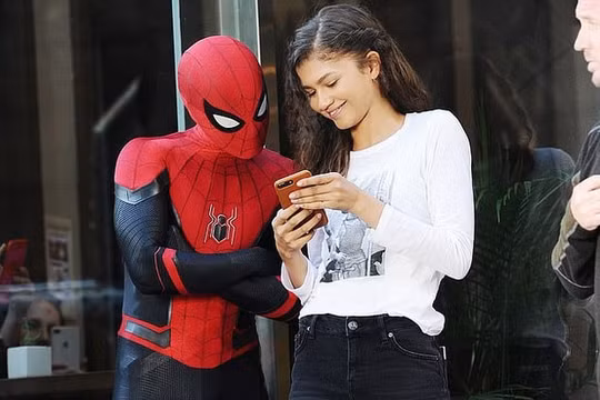 'Người Nhện' Tom Holland và Zendaya lộ ảnh hôn nhau trong xe