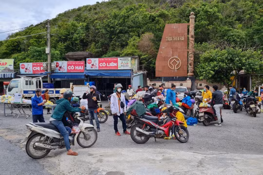 Kiểm soát dòng người về từ tâm dịch