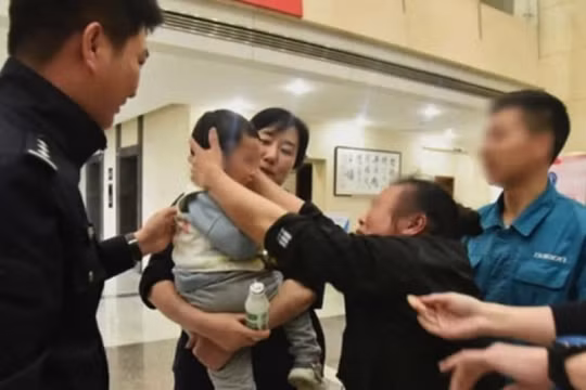Trung Quốc: Bố bán con trai lấy tiền đưa vợ mới đi du lịch