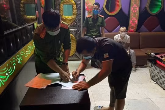 Quảng Ninh: Tụ tập hát karaoke, 8 người bị đưa đi cách ly