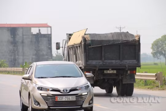 Hà Nội: Dàn xe quá khổ quá tải “tung tăng” chạy trên tỉnh lộ 419