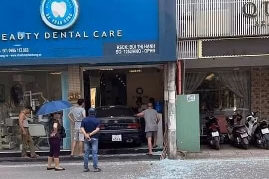 Hà Nội: Xe Camry lao vỡ tan cửa kính phòng khám nha khoa