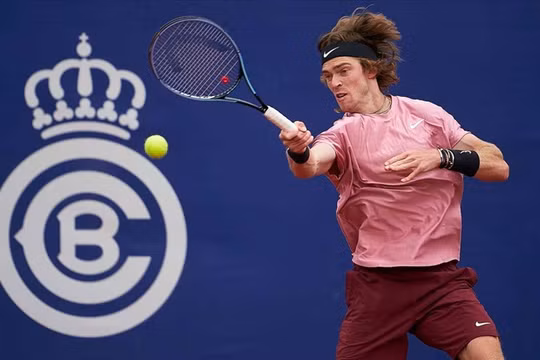 Stefanos Tsitsipas và Andrey Rublev thẳng tiến tại Barcelona Open