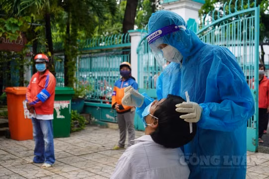 Hà Nội: Thêm 4 điểm xét nghiệm COVID-19 cho nhân viên giao hàng, shipper