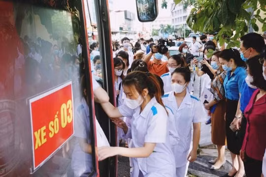 Quảng Ninh: 500 cán bộ, nhân viên y tế lên đường hỗ trợ Hà Nội chống dịch Covid-19