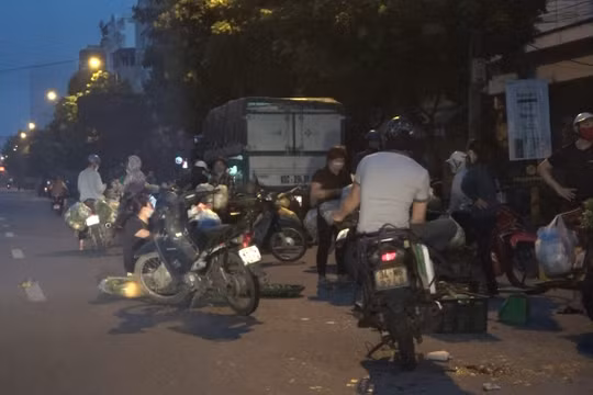 Hà Nội: Giữa cao điểm chống dịch, nhiều người dân vẫn tụ tập mua bán dưới lòng đường