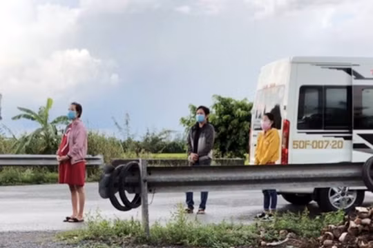 Phát hiện 3 người đeo khăn tang giả để thông chốt kiểm soát dịch COVID-19