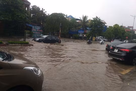 Thái Nguyên: Quốc lộ 3 ùn tắc do mưa lớn