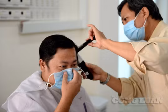 Cận cảnh cắt tóc miễn phí cho gần 400 y bác sĩ của Bệnh viện Chợ Rẫy