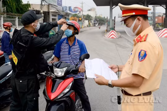 Đến Đồng Nai, nhiều người chưa có giấy xét nghiệm Covid-19 âm tính phải “quay đầu”