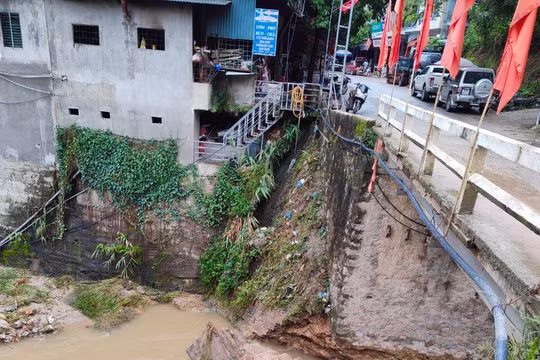Hà Giang: Sạt lở chân cầu Nậm Dịch, tạm cấm xe 2,5 tấn trở lên lưu thông