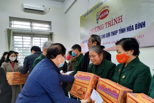 Báo Tiền Phong tặng quà tết cho cựu thanh niên xung phong gặp khó khăn tỉnh Hòa Bình