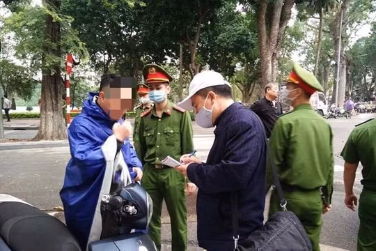 Không đeo khẩu trang, ba người bị xử phạt 3 triệu đồng