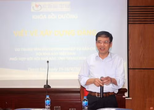 Tập huấn nghiệp vụ viết về xây dựng Đảng cho người làm báo ở Thanh Hóa