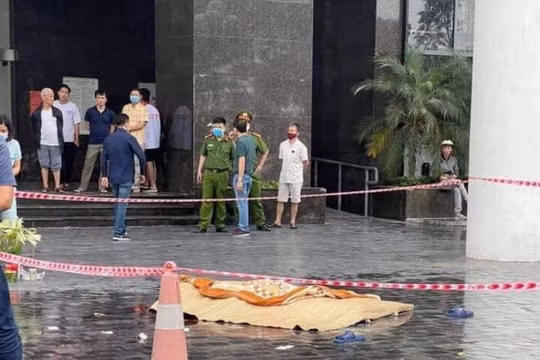Hà Nội: Nam thanh niên rơi từ chung cư Thái Hà xuống đất tử vong