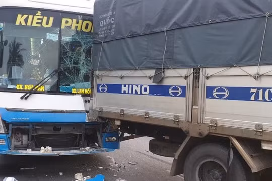 5 xe ôtô xảy ra va chạm liên hoàn trên quốc lộ 1