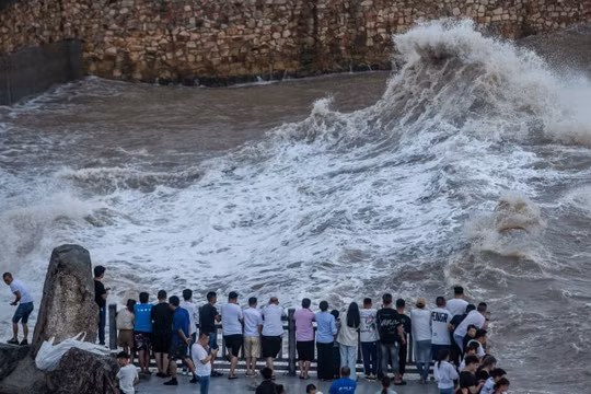 Trung Quốc hủy chuyến bay, chuyển tàu chở hàng đề phòng bão In-fa