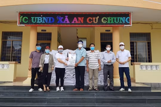 Hội Nhà báo Phú Yên hỗ trợ 20,5 tấn gạo cho người dân bị ảnh hưởng bởi dịch bệnh