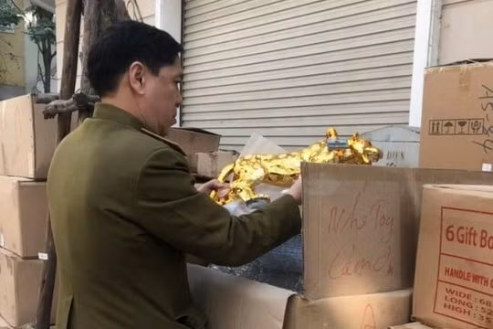 Hà Nội: Bắt giữ một vụ sang chiết rượu số lượng lớn