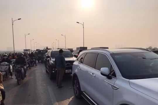 Hà Nội: Tai nạn liên hoàn 5 xe ô tô khiến cầu Vĩnh Tuy ùn tắc nghiêm trọng