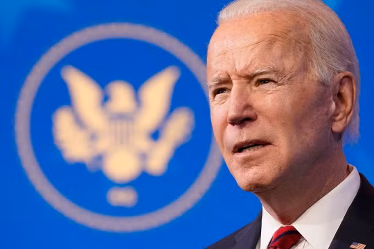 Tổng thống Biden ký 17 sắc lệnh đảo ngược chính sách của ông Trump