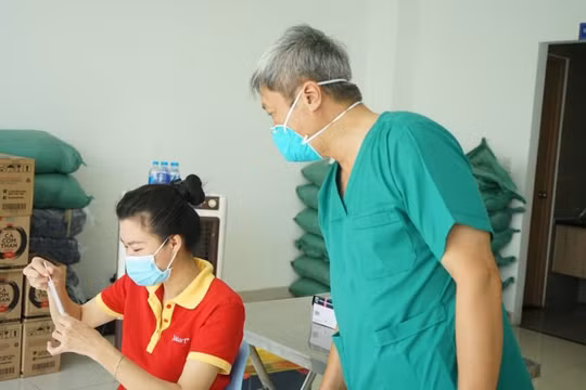 Thứ trưởng Nguyễn Trường Sơn hướng dẫn người dân tự làm xét nghiệm COVID-19