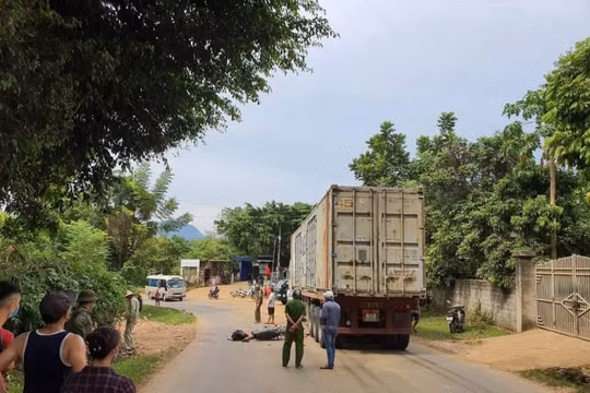 Hòa Bình: Tông vào xe đầu kéo trên quốc lộ 12B, 2 thanh niên tử vong