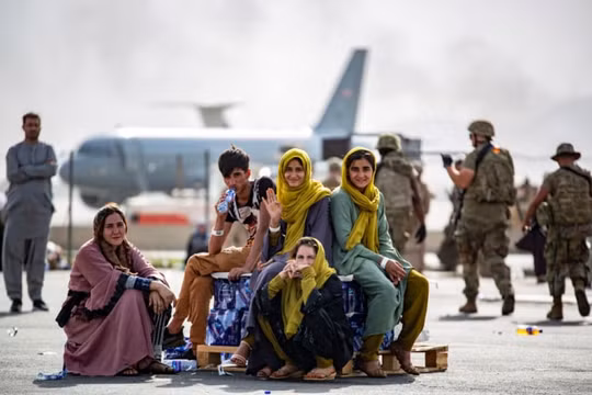 Mỹ dùng máy bay thương mại vận chuyển người Afghanistan sơ tán