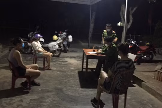Nghệ An: Ra đồng ngắm trăng Rằm, 3 người phụ nữ bị xử phạt 6 triệu đồng