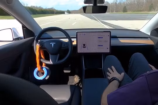 Phát hiện lỗ hổng dễ gây tai nạn ở chế độ tự lái xe Tesla