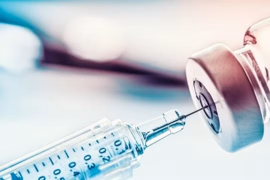 Cuộc đua vắc xin toàn cầu chống lại thời gian và biến thể mới